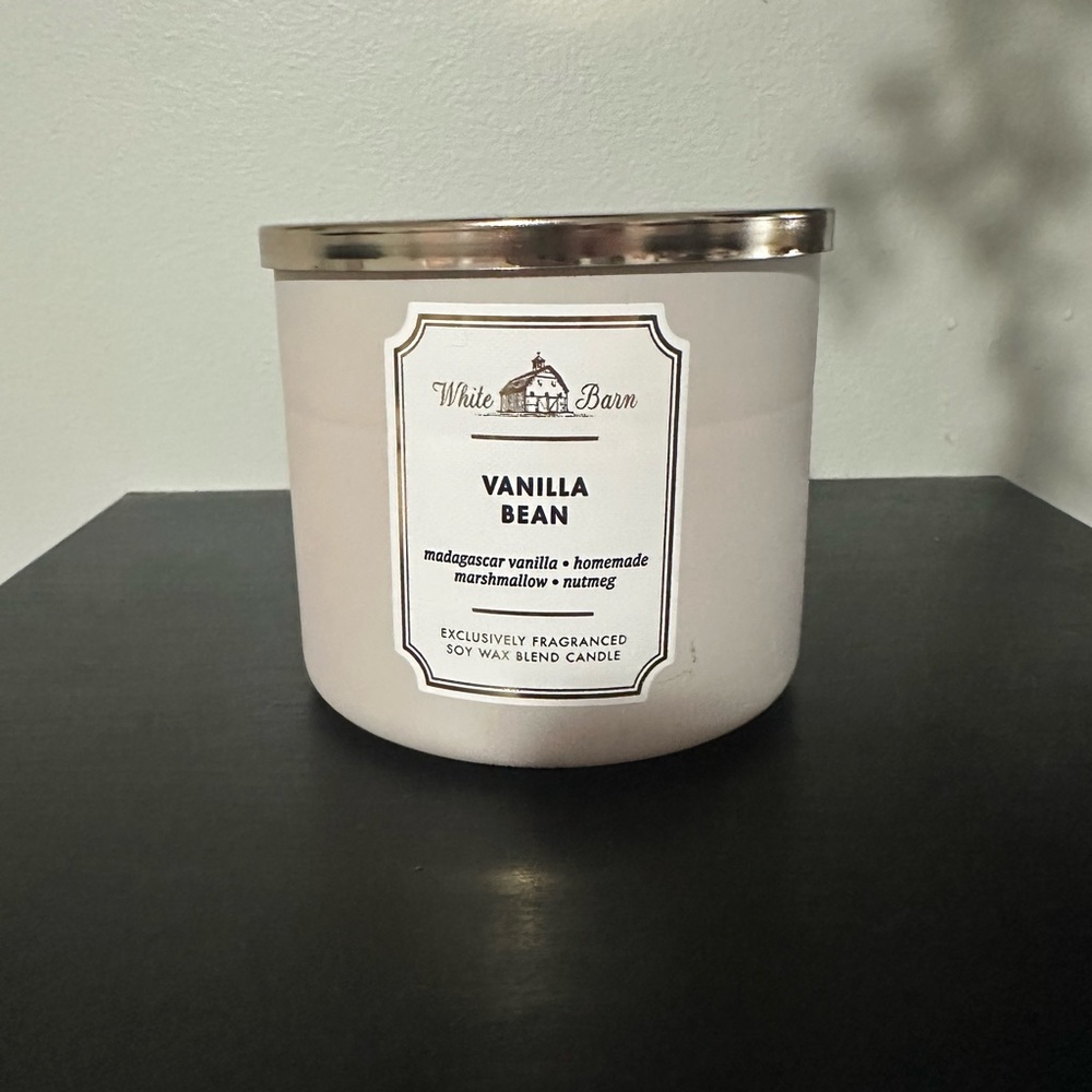 bath and body works White Barn Vanilla Bean Candle